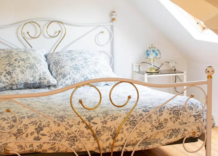 Le 108 à 700m Du Port De *