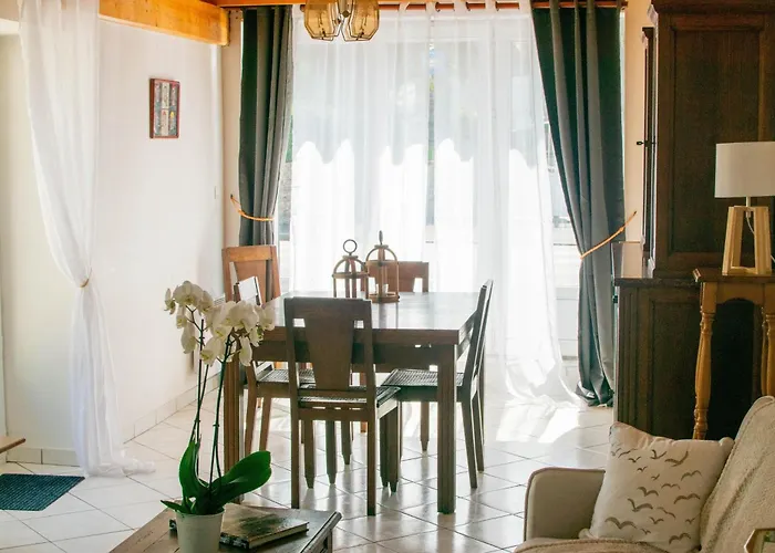 Le 108 à 700m Du Port De * Saint-Vaast-la-Hougue