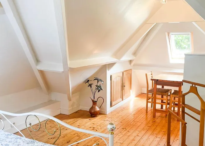 Le 108 à 700m Du Port De *