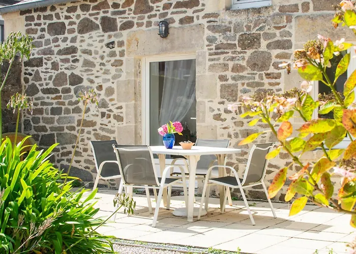 Le 108 à 700m Du Port De Saint-Vaast-la-Hougue