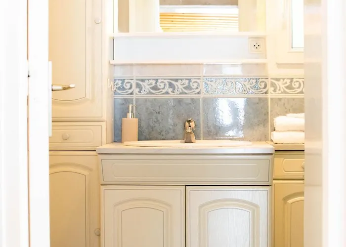 Le 108 à 700m Du Port De * Saint-Vaast-la-Hougue