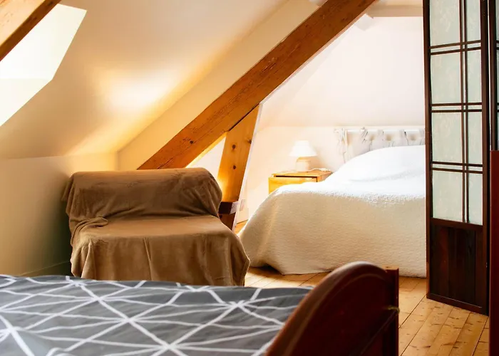 Le 108 à 700m Du Port De *