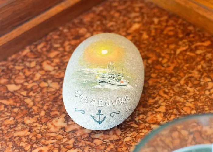 Le 108 à 700m Du Port De * Saint-Vaast-la-Hougue